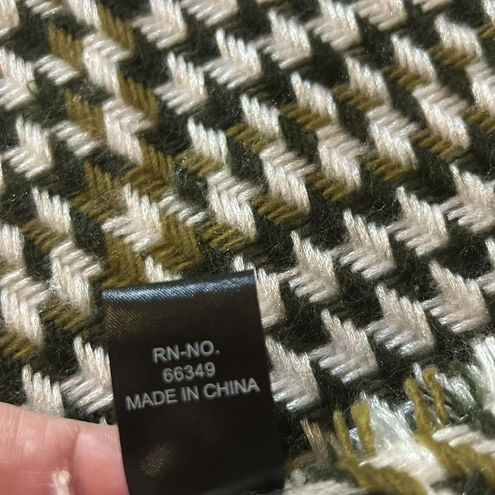 FRAAS The scarf Company knitted scarf. NEW
